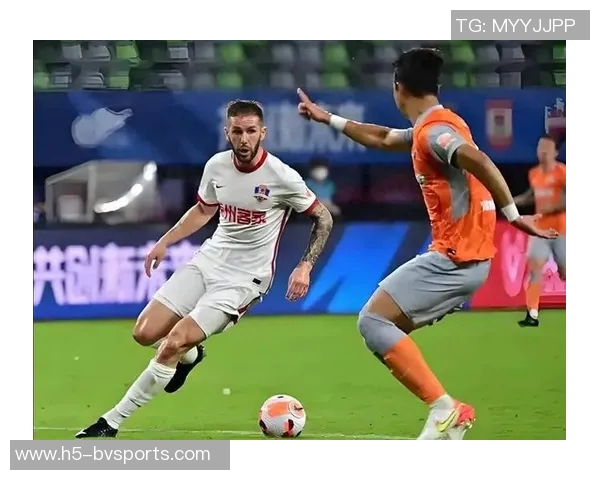 铲射自家大门乌龙失误三镇扳回一球十人新鹏城仍落后 铲射自家大门乌龙失误三镇扳回一球十人新鹏城仍落后