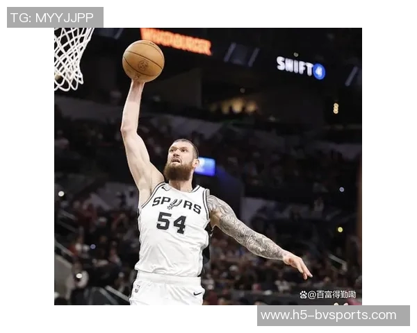 三球半场高效表现砍下23分7篮板4助攻首节独揽15分助力球队奋战