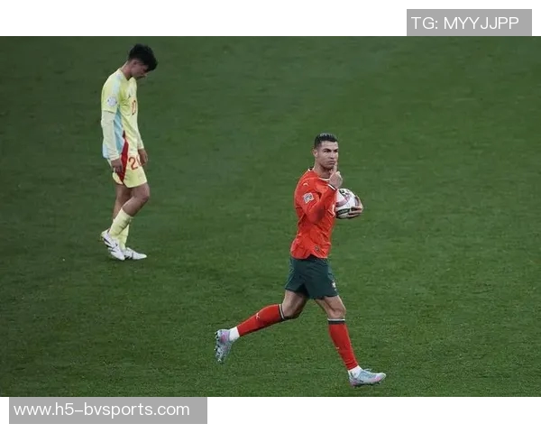 C罗进球因队友脚尖越位被判无效愤怒向裁判讨说法