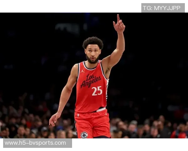 西蒙斯表现出色替补出战半场12中6贡献14分2篮板2助攻次节独得12分